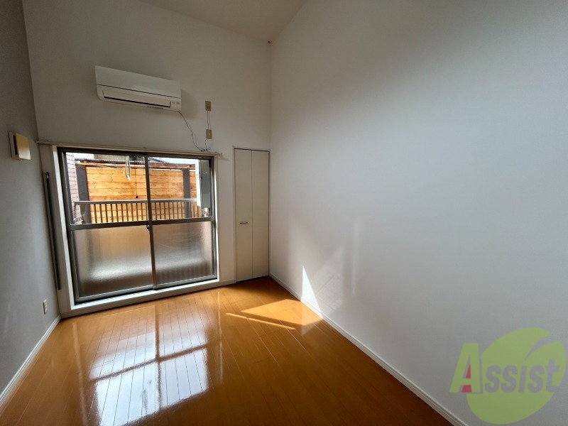 居室・リビング　６．１帖の洋室です。天井が高く開放感があります。