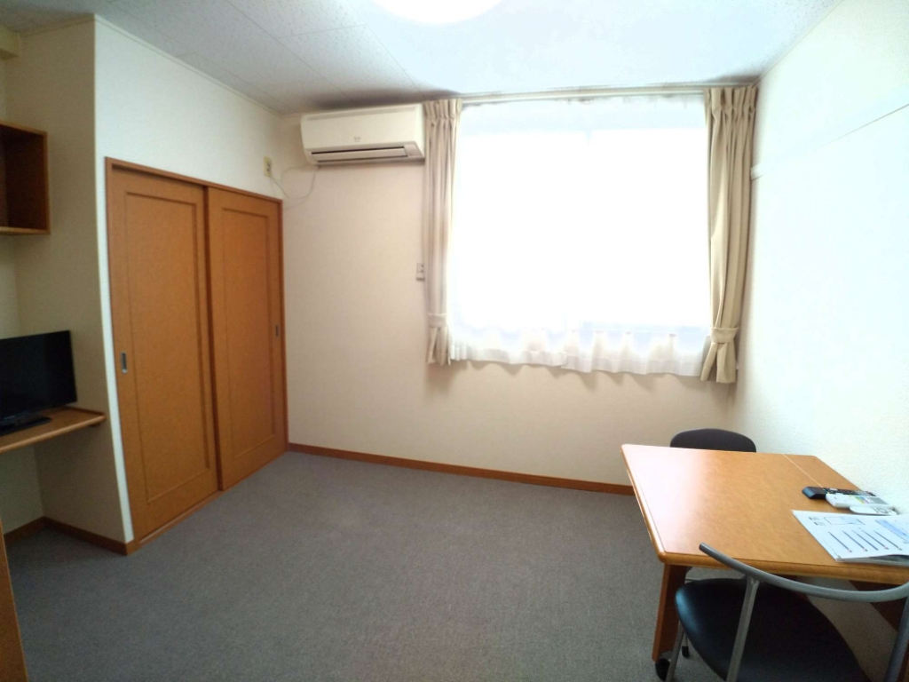 居室・リビング　ワイドな窓にて明るいお部屋