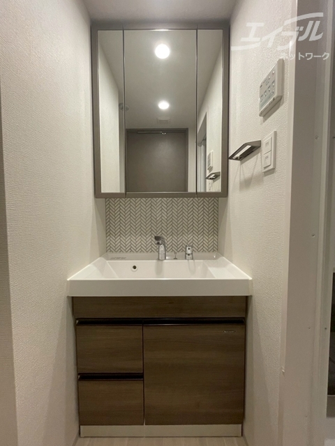 洗面設備　鏡付独立洗面台になります