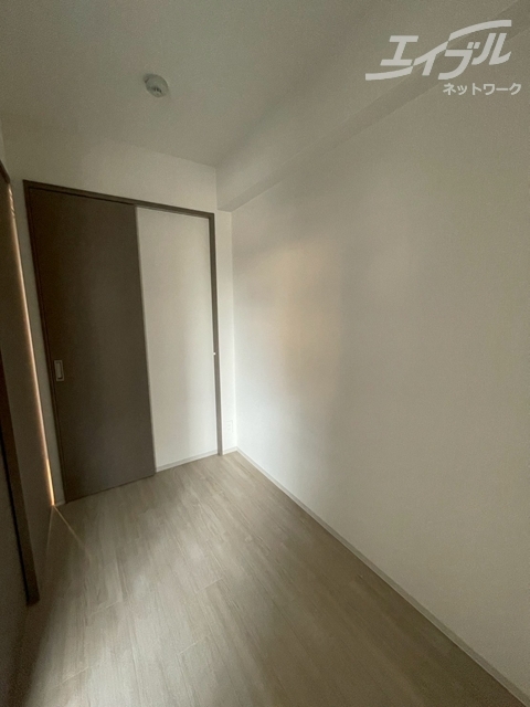 居室・リビング　洋室約３．４帖ございます