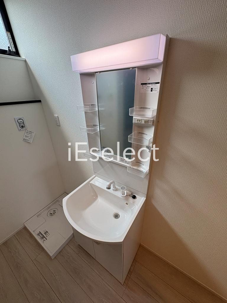 洗面設備　お洒落な独立洗面台です