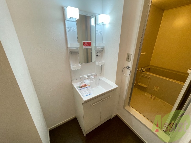 洗面設備　独立した洗面台がありした。朝の身支度にどうぞ。