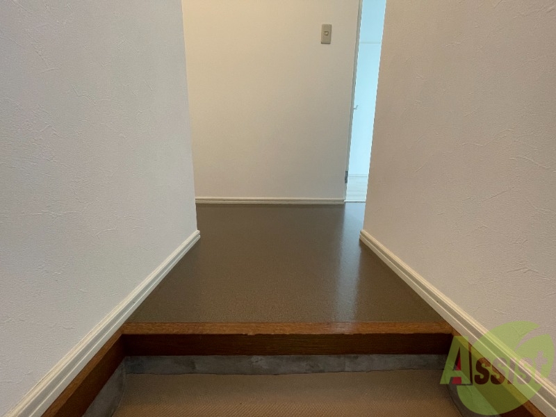 玄関　玄関からの様子になります。部屋がすぐ見えないのは安心ですね。