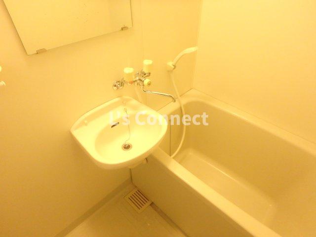 バス・シャワールーム　給湯式のお風呂です。