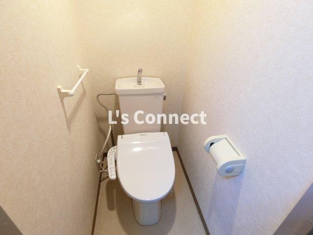 トイレ　温水洗浄便座付きのトイレ。