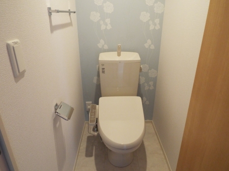 トイレ　落ち着いた色調のトイレです