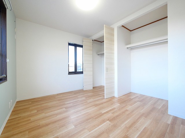 その他部屋・スペース　落ち着いた色調の寝室です