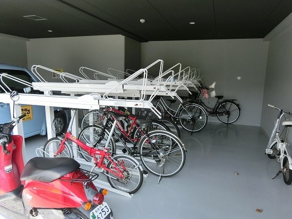 その他共有部分　屋根付き駐輪場！