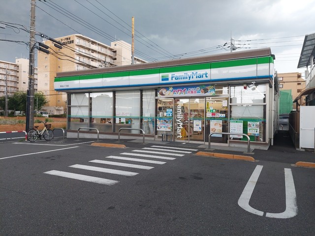 コンビニ　ファミリーマート南流山八丁目店（コンビニ）まで591m