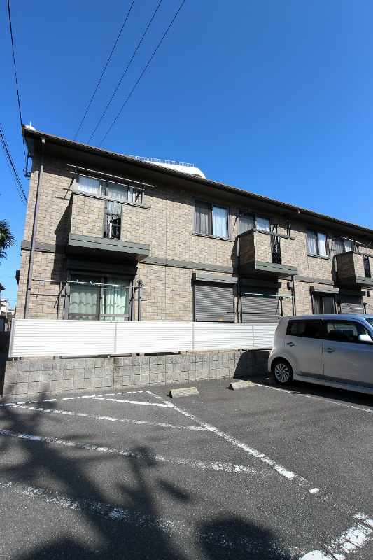 建物外観　大通りから1本入った閑静な住宅街です