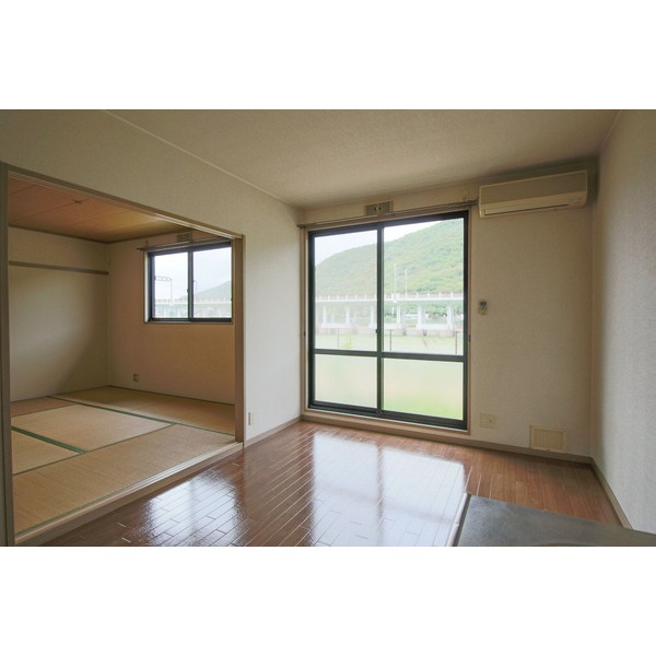 居室・リビング　同じ建物の別のお部屋