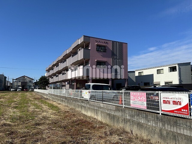 建物外観　３階建て鉄骨造のマンションタイプ