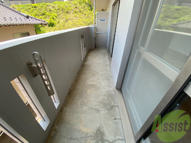 バルコニー　ベランダが付いて晴れた日は洗濯物が干せますね。