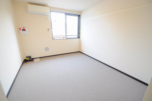 居室・リビング　南向きの明るいゆったりとしたリビングです。