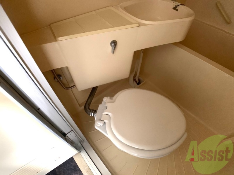 トイレ　ユニットバス内のトイレです。一人暮らしなら十分ですね。