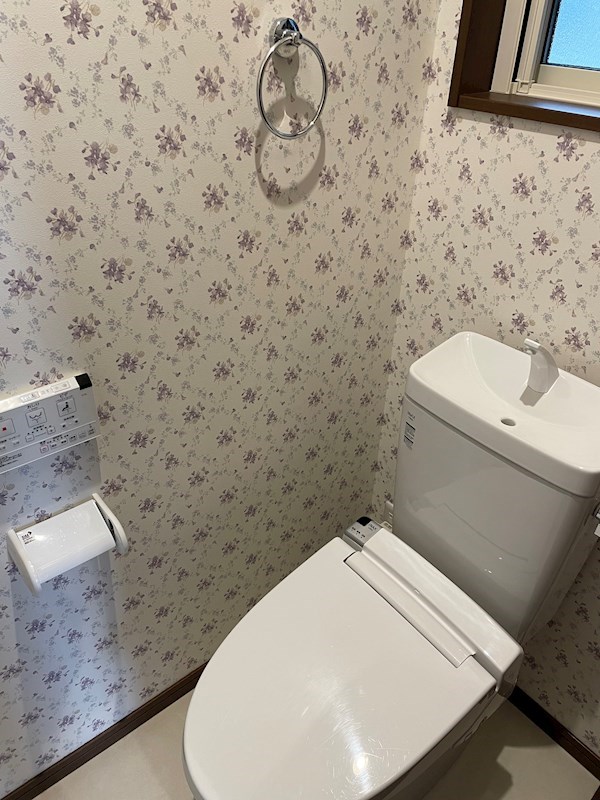 トイレ　収納棚も付いているトイレスペース