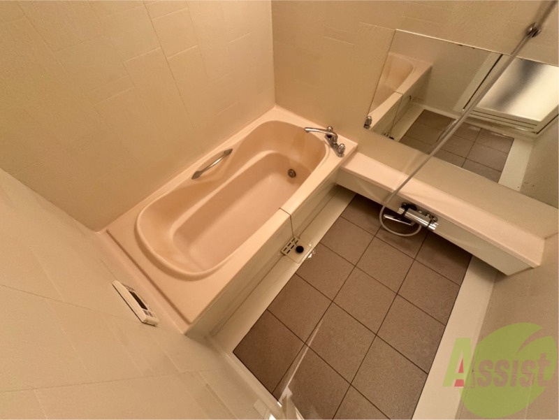 バス・シャワールーム　お風呂です。広々したバスでゆっくりくつろげます。