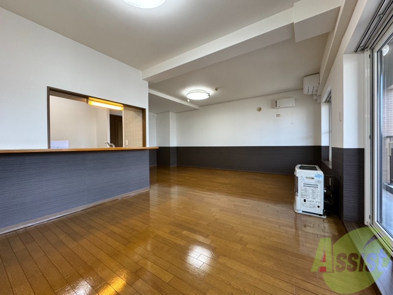 居室・リビング　リビングです。窓が大きくて明るいですね！