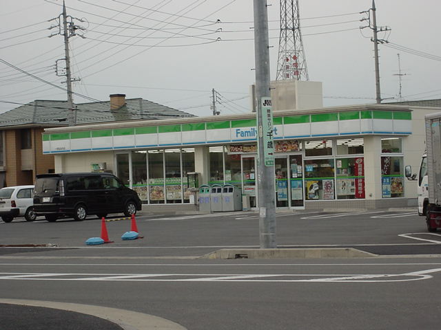 その他　ファミリーマート（その他）まで800m