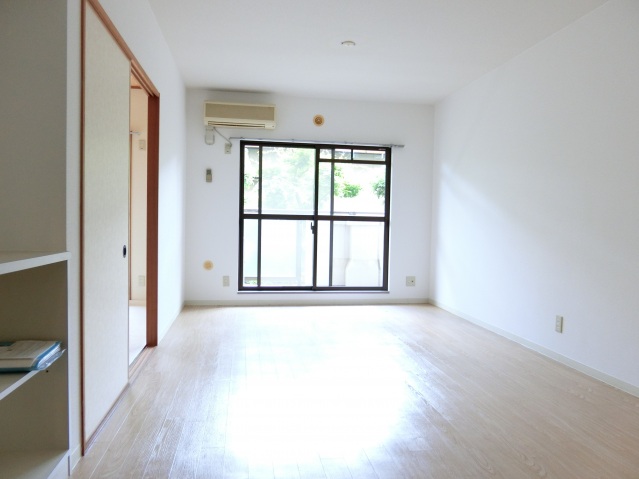 居室・リビング　写真は別号室のものです。