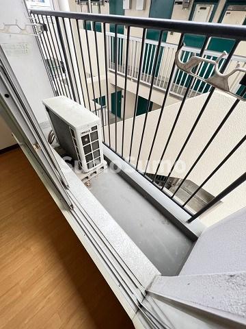 バルコニー　暖かな日差しのふりそそぐバルコニー