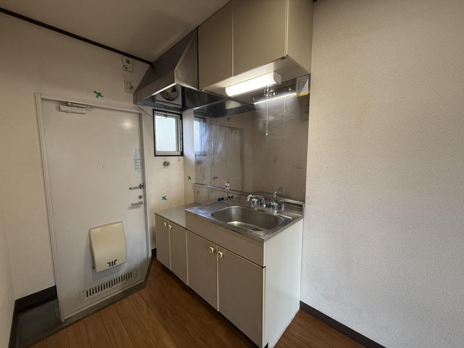 キッチン　上部収納付きのキッチンです(別部屋参考写真)