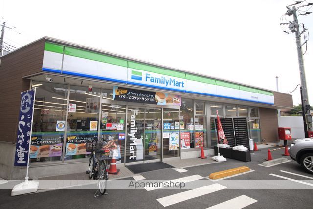 コンビニ　ファミリーマート（コンビニ）まで605m