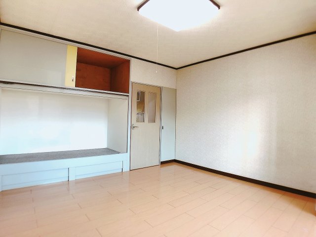 居室・リビング　1人暮らしには十分な広さの8帖のリビングルーム(反転タイプ）