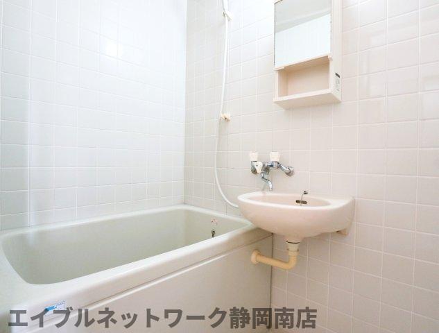 バス・シャワールーム　コンパクトで使いやすいお風呂です