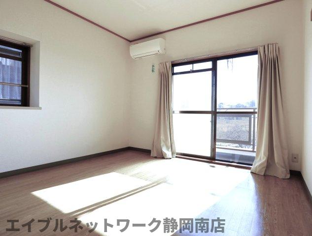 居室・リビング　こちらのリビングで趣味の時間をお楽しみください