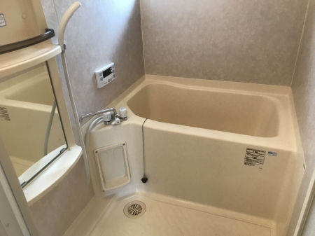バス・シャワールーム　コンパクトで使いやすいお風呂です