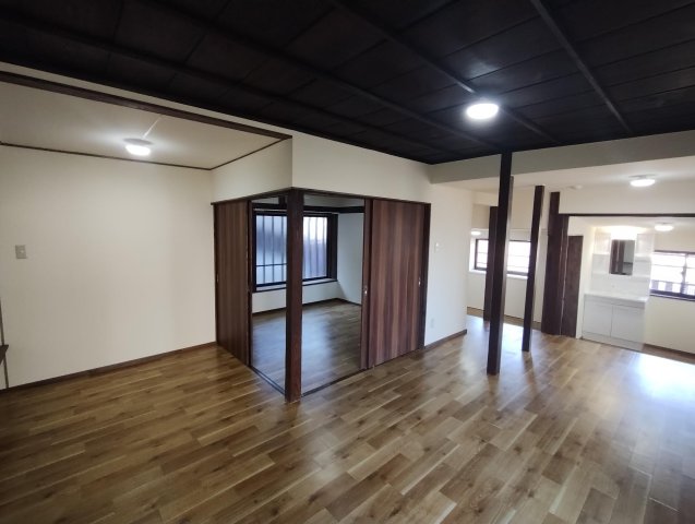 居室・リビング　内装は全面リノベーション