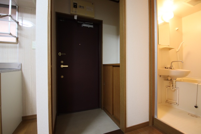 玄関　※別室の参考写真の為、現況優先です。