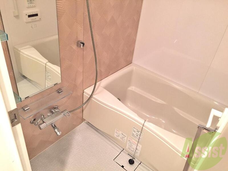 バス・シャワールーム　掃除のしやすそうな浴槽、ゆとりのある洗い場のお風呂です。