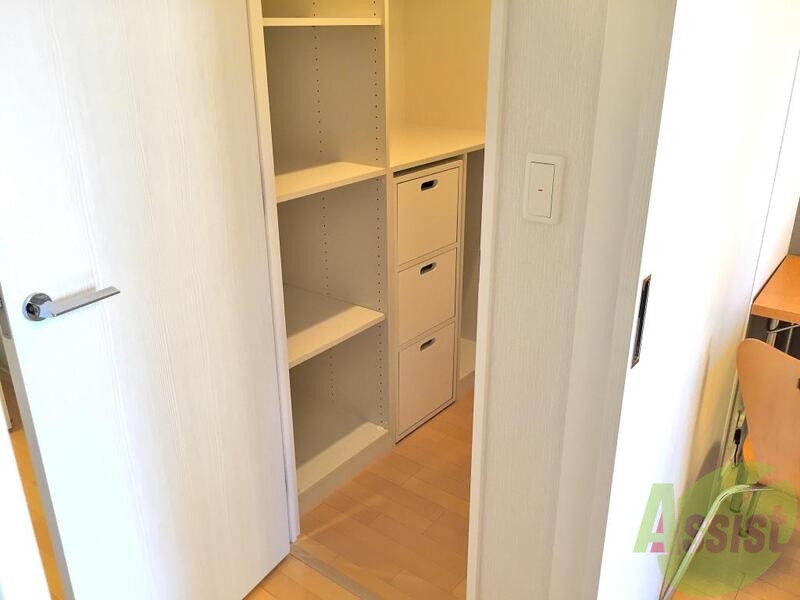 収納　ウォークインクローゼットに荷物を入れればお部屋スッキリ♪