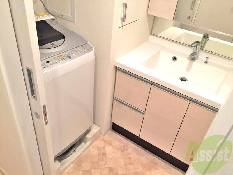 洗面設備　ゆとりのある空間でお着替えのできる洗面脱衣スペースです。