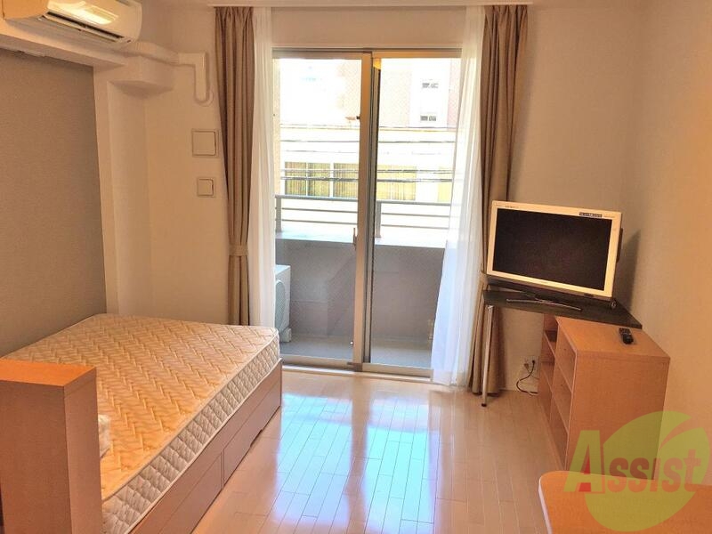 居室・リビング　バルコニーからの外の光が降り注ぐ明るいお部屋です＾＾