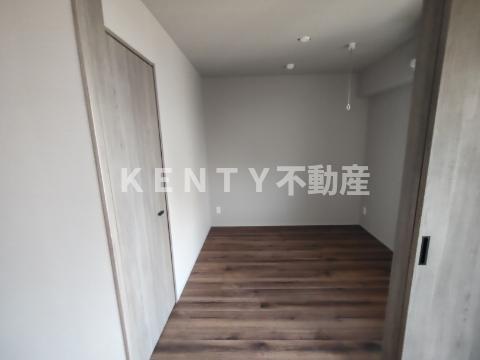 その他部屋・スペース　開放的な寝室です