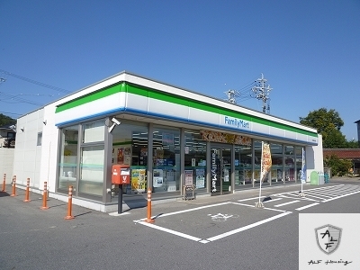 コンビニ　ファミリーマート（コンビニ）まで950m