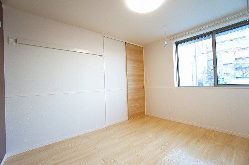 その他部屋・スペース　白を基調とした明るいお部屋で、インテリアが映えます