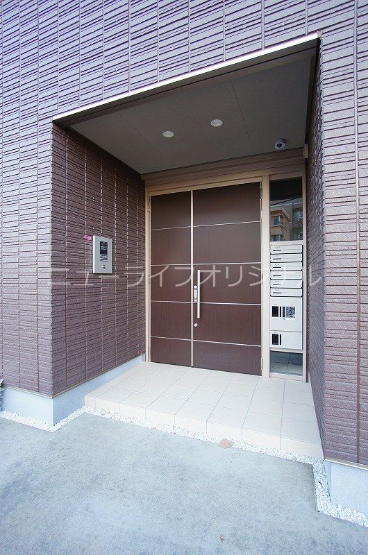 エントランス　落ち着いた印象のエントランス