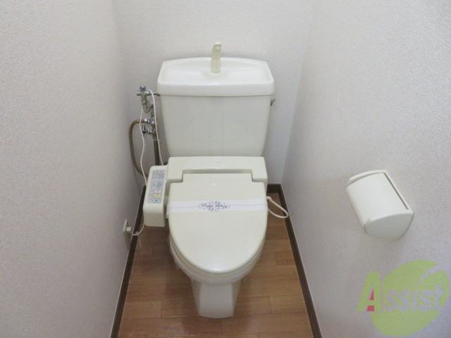 トイレ　ウォシュレット機能がついているので安心ですね。