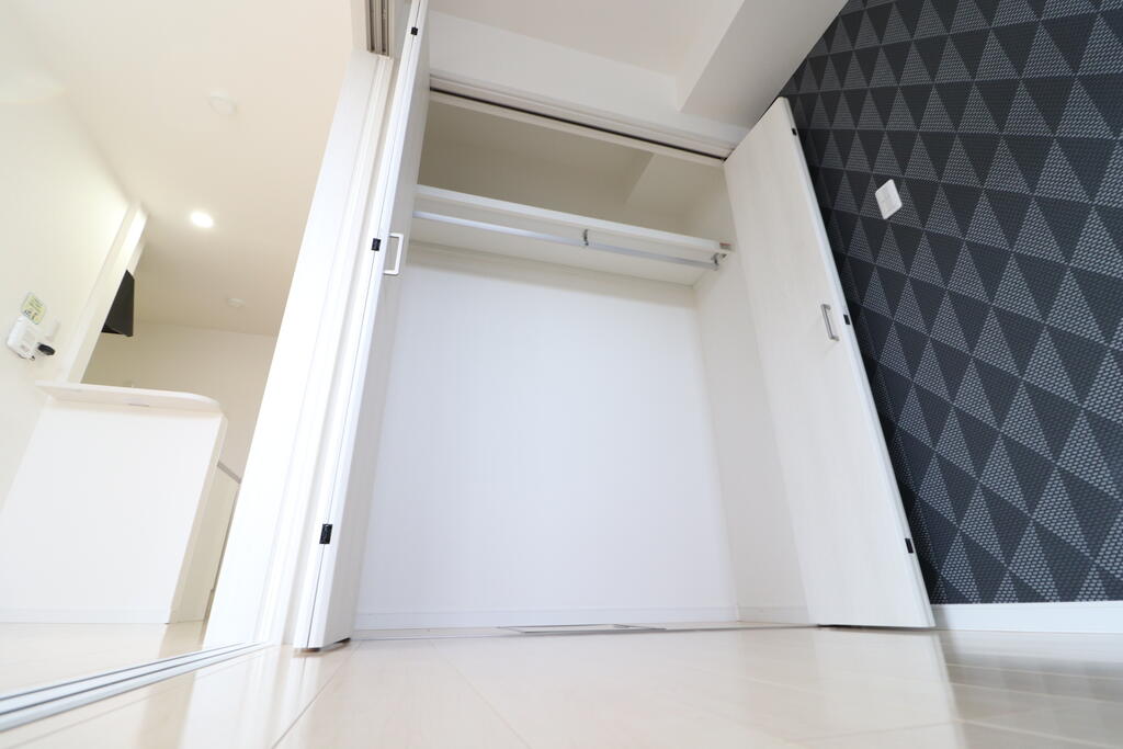 収納　ハンガー収納と棚収納に分かれた、使い勝手の良いクローゼット♪