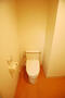 トイレ　トイレです。洗面台と同じフロアにあります。