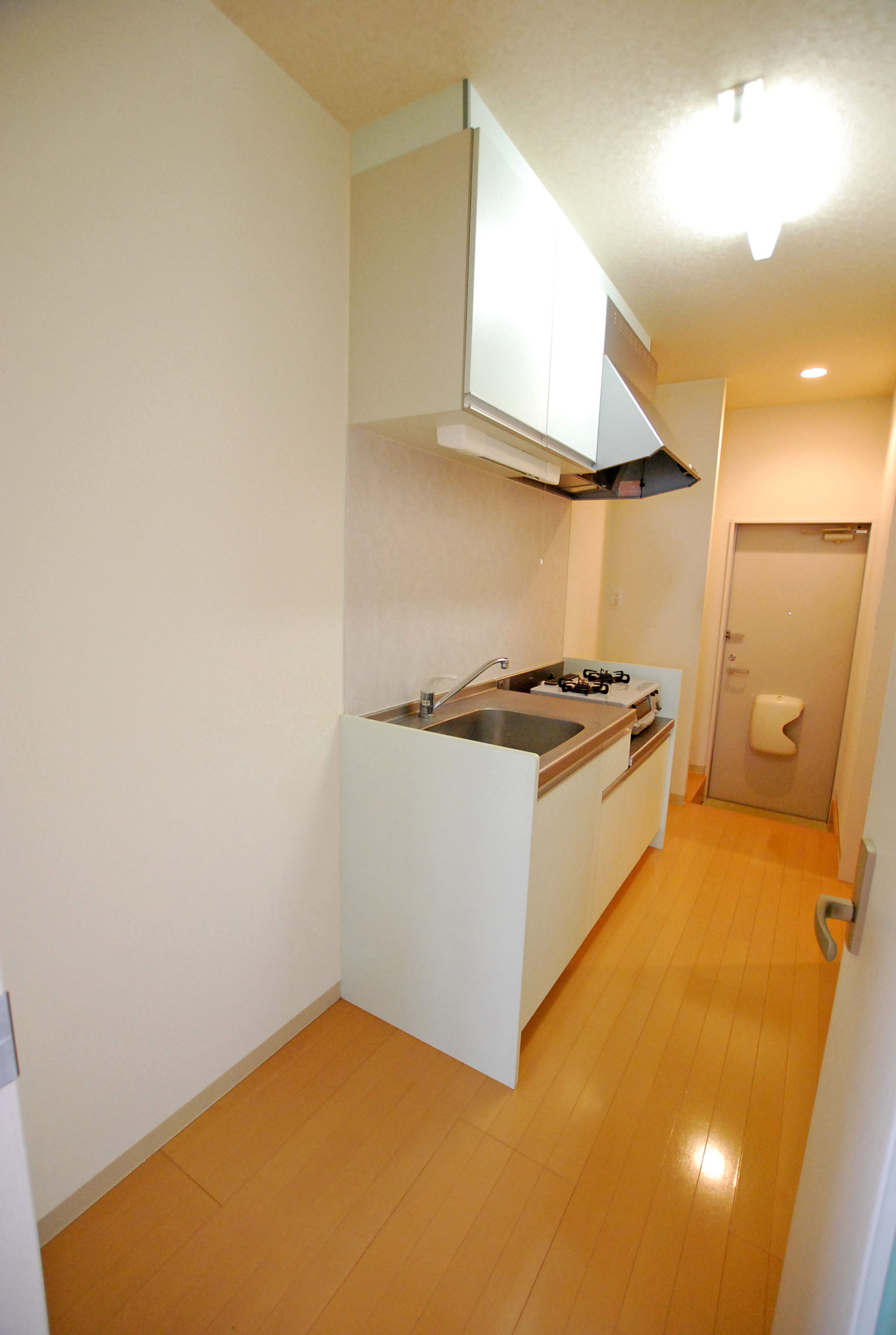 キッチン　室内からキッチンを見たところ