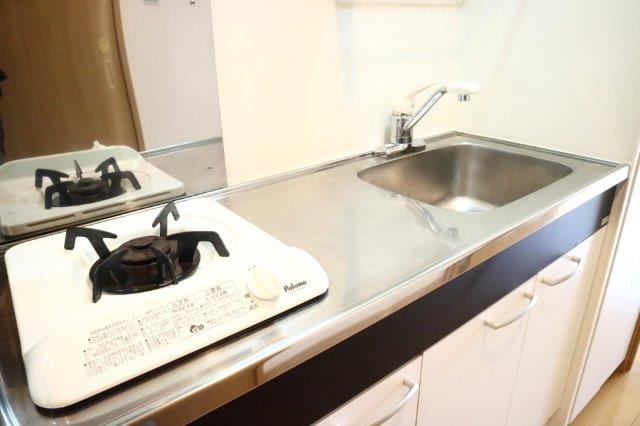 キッチン　収納にも便利な棚が付いております。※同タイプ別室写真