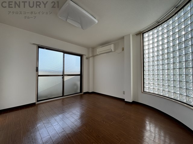 居室・リビング　床色が落ち着いた色合いで綺麗です♪