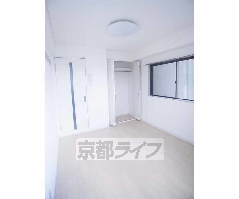 居室・リビング　４０７号室写真です　綺麗に改装されています