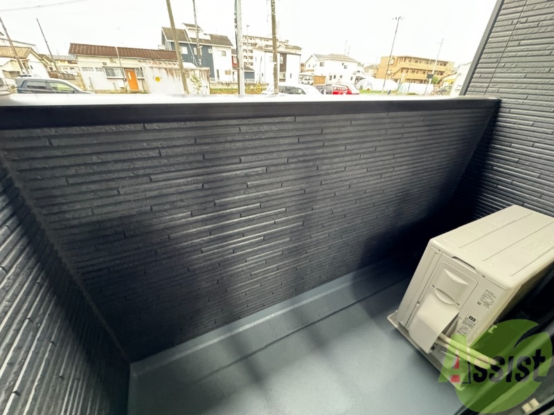 バルコニー　バルコニーは洗濯物を干すのに十分な広さがありますね。