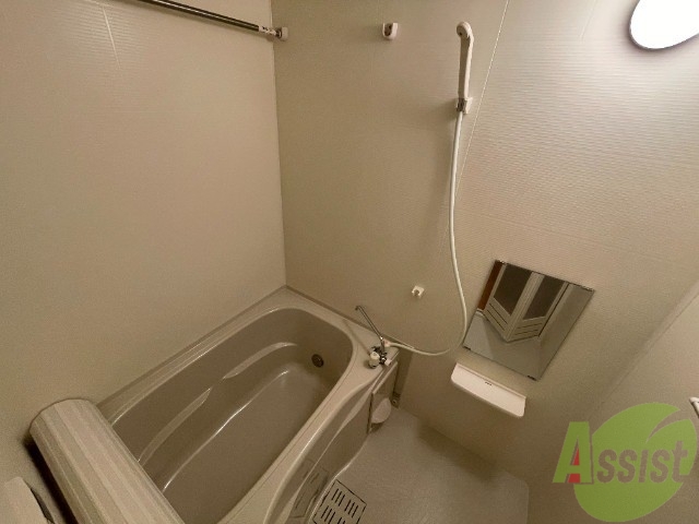 バス・シャワールーム　浴槽も広く、棚もありストレス無く使用出来そうですね。